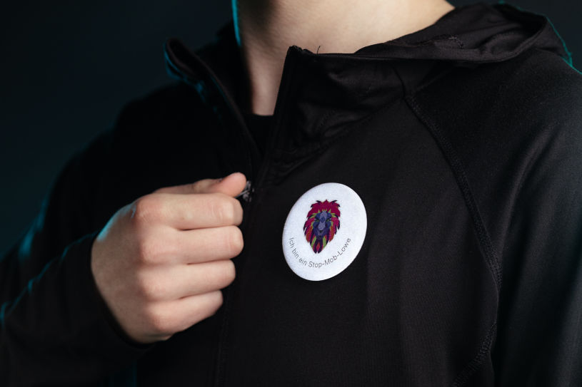 How to promote your brand on reflective badges?